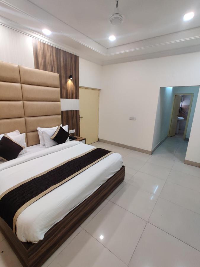 Hotel Raj Darbar - 10 Meter From Golden Temple Amritsar Exterior foto