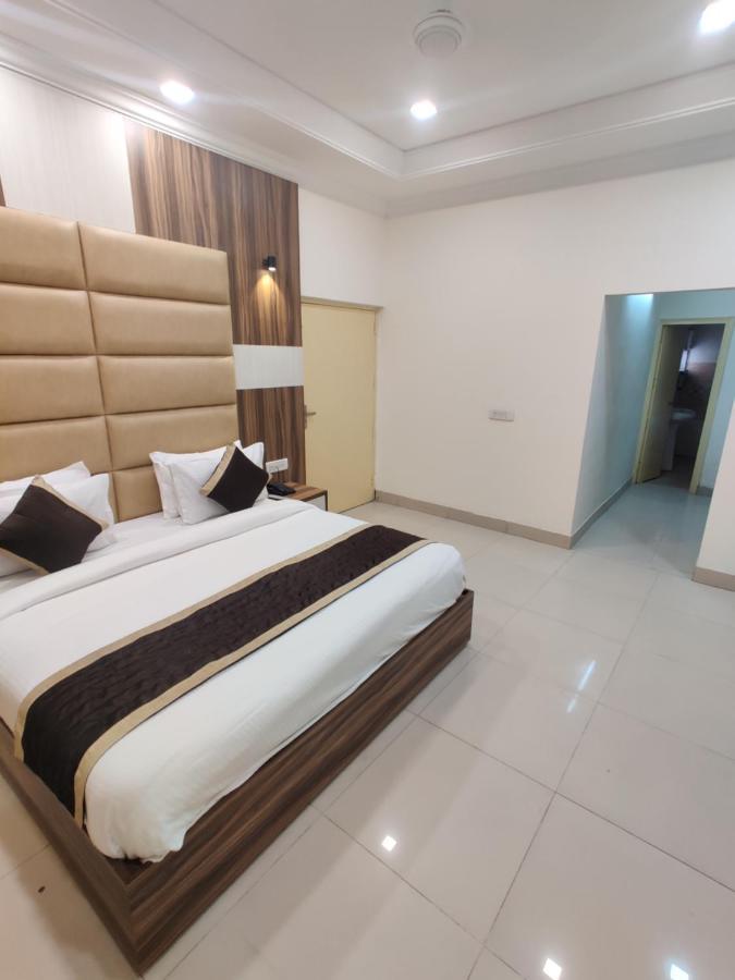 Hotel Raj Darbar - 10 Meter From Golden Temple Amritsar Exterior foto