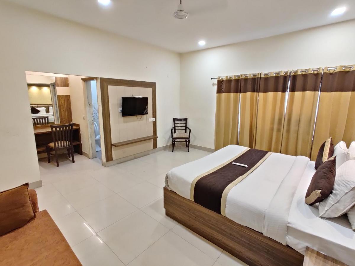 Hotel Raj Darbar - 10 Meter From Golden Temple Amritsar Exterior foto