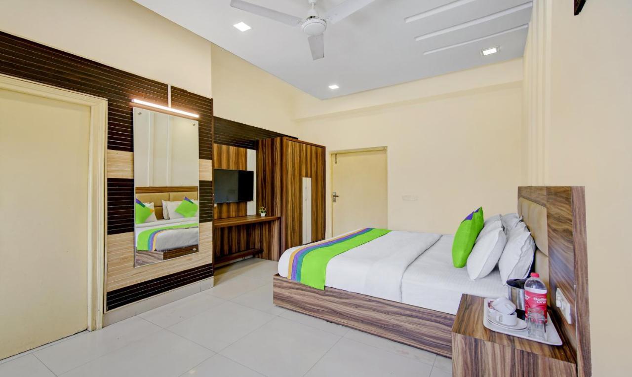 Hotel Raj Darbar - 10 Meter From Golden Temple Amritsar Exterior foto