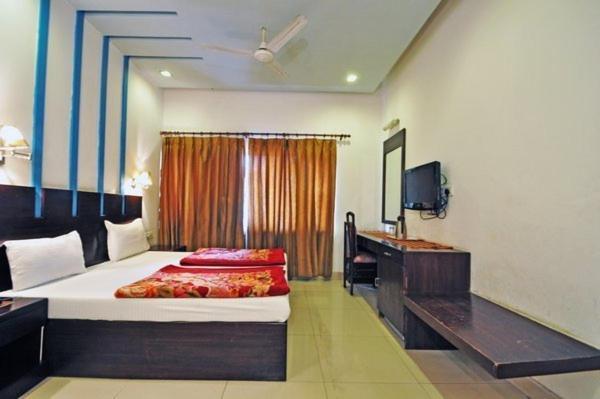 Hotel Raj Darbar - 10 Meter From Golden Temple Amritsar Exterior foto
